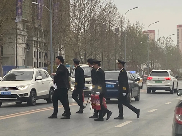 滑縣這群穿制服的小哥哥，你們“活該”被“曝光”！